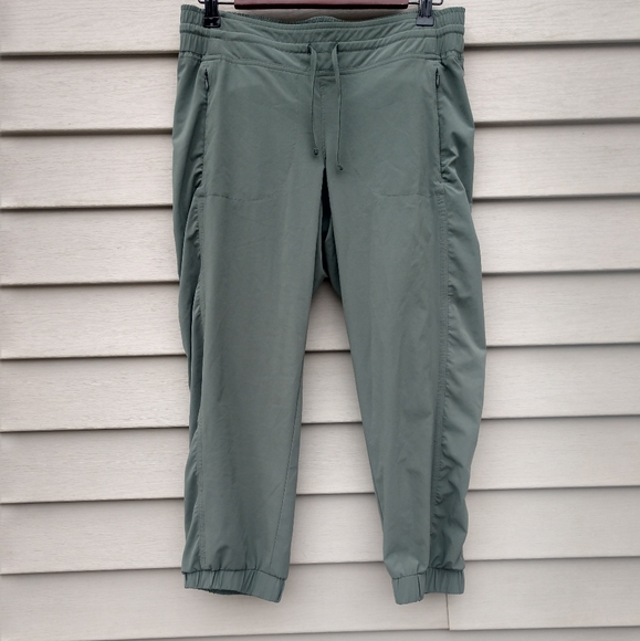 Athleta Pants - Athleta polyester/spandex Athletic capris